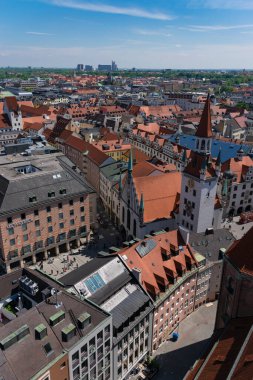 22 Mayıs 2019 Münih, Almanya - Eski belediye binası (Altes Rathaus / Spielzeugmuseum) ve eski imparatorluk sarayı (Alter Hof) IV. Peterskirche kulesinden hava görüntüsü