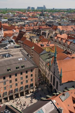 22 Mayıs 2019 Münih, Almanya - Peterskirche Kulesi 'nden Münih' in panoramik manzarası (St. Peter Kilisesi)
