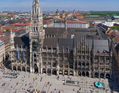 22 Mayıs 2019 Münih, Almanya - Neues Rathaus (New Town Hall) binası. Peterskirche kulesinden panoramik manzara