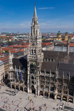 22 Mayıs 2019 Münih, Almanya - Neues Rathaus (New Town Hall) binası. Peterskirche kulesinden panoramik manzara
