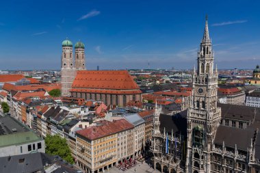 22 Mayıs 2019 Münih, Almanya - Neues Rathaus (New Town Hall) binası. Peterskirche kulesinden panoramik manzara