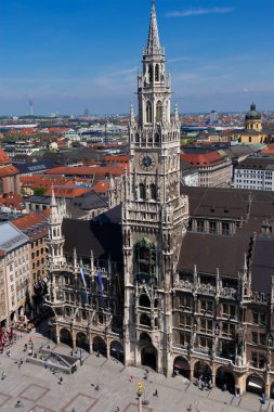 22 Mayıs 2019 Münih, Almanya - Neues Rathaus (New Town Hall) binası. Peterskirche kulesinden panoramik manzara
