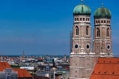 22 Mayıs 2019 Münih, Almanya - Frauenkirche, ikonik kubbeli gotik kilise. Manzara Peterskirche kulesinden, Münih panoramasından