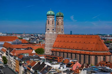 22 Mayıs 2019 Münih, Almanya - Frauenkirche, ikonik kubbeli gotik kilise. Manzara Peterskirche kulesinden, Münih panoramasından
