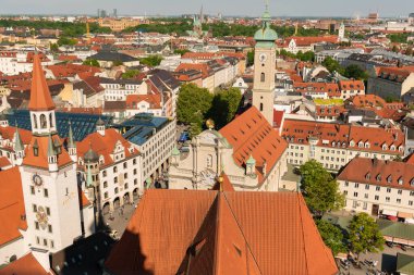 22 Mayıs 2019 Münih, Almanya - Eski belediye binası (Altes Rathaus / Spielzeugmuseum) ve eski imparatorluk sarayı (Alter Hof) IV. Peterskirche kulesinden hava görüntüsü