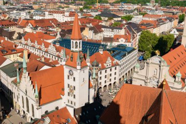 22 Mayıs 2019 Münih, Almanya - Eski belediye binası (Altes Rathaus / Spielzeugmuseum) ve eski imparatorluk sarayı (Alter Hof) IV. Peterskirche kulesinden hava görüntüsü
