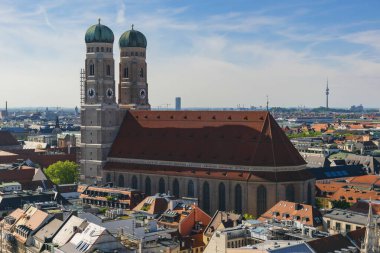 22 Mayıs 2019 Münih, Almanya - Frauenkirche, ikonik kubbeli gotik kilise. Manzara Peterskirche kulesinden, Münih panoramasından