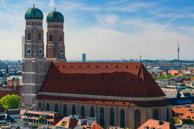 22 Mayıs 2019 Münih, Almanya - Frauenkirche, ikonik kubbeli gotik kilise. Manzara Peterskirche kulesinden, Münih panoramasından