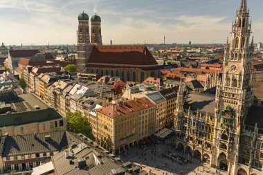 22 Mayıs 2019 Münih, Almanya - Frauenkirche, ikonik kubbeli gotik kilise. Manzara Peterskirche kulesinden, Münih panoramasından