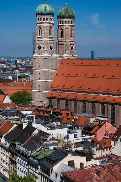 22 Mayıs 2019 Münih, Almanya - Frauenkirche, ikonik kubbeli gotik kilise. Manzara Peterskirche kulesinden, Münih panoramasından