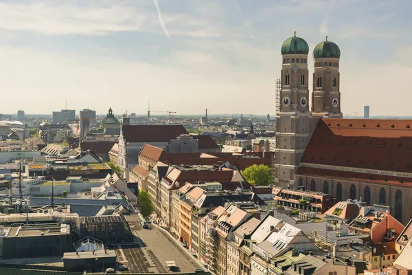 5月22 2019ミュンヘン ドイツ Frauenkirche 象徴的なドーム型の塔を持つゴシック様式の教会 ミュンヘンのパノラマ ピータースカルシュタワーからの眺め — ストック写真