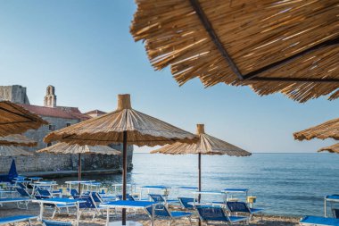 Yaz tatili sezonu, şemsiyeli kumlu sahil..