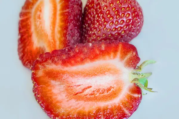 Frische Rote Und Schmackhafte Erdbeeren Isoliert Auf Weißem Hintergrund — Stockfoto