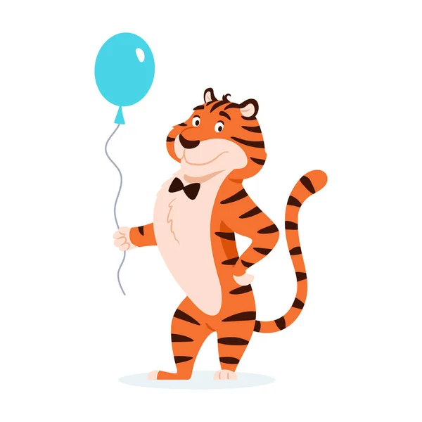 Caricatura adorable tigre sonriente con globo azul aislado sobre fondo blanco. Lindo gato salvaje feliz. Año Nuevo 2022 símbolo chino. Vacaciones de pie a rayas carácter vector ilustración. — Archivo Imágenes Vectoriales