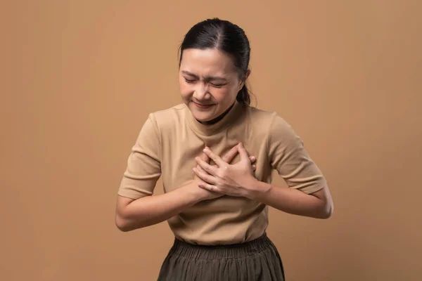 Mulher Asiática Estava Doente Com Dor Peito Isolado Fundo Bege — Fotografia de Stock