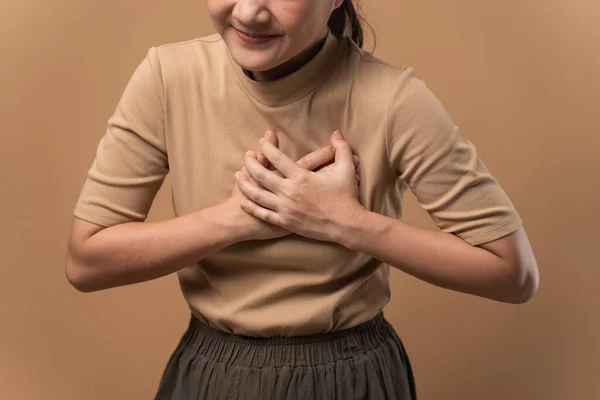 Aziatische Vrouw Ziek Met Pijn Borst Staan Geïsoleerd Beige Achtergrond — Stockfoto