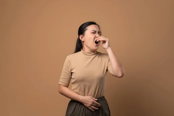Mujer Asiática Estaba Enferma Dolor Garganta Tos Estornudos Pie Aislado — Foto de Stock