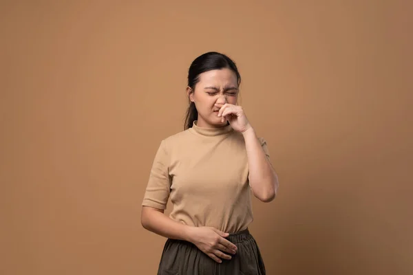 Mujer Asiática Estaba Enferma Dolor Garganta Tos Estornudos Pie Aislado — Foto de Stock
