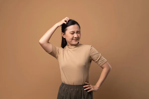 Asiatisk Kvinna Uttråkad Och Irriterad Klia Huvudet Står Isolerad Beige — Stockfoto
