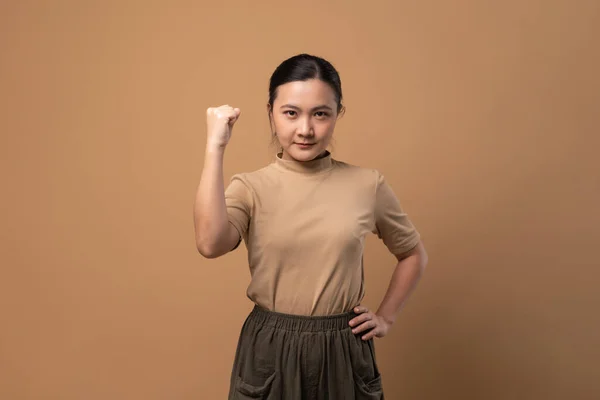 Asiatisk Kvinna Glad Säker Visar Ett Förtroende Stående Isolerad Beige — Stockfoto