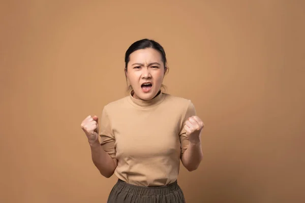 Angry Woman Standing Isolated Beige Background — Stock Photo, Image