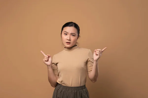 Asiatisk Kvinna Uttråkad Och Irriterad Känsla Förvirra Stående Isolerad Beige — Stockfoto
