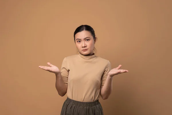 Mujer Asiática Aburrida Molesta Siente Confundida Pie Aislada Sobre Fondo —  Fotos de Stock