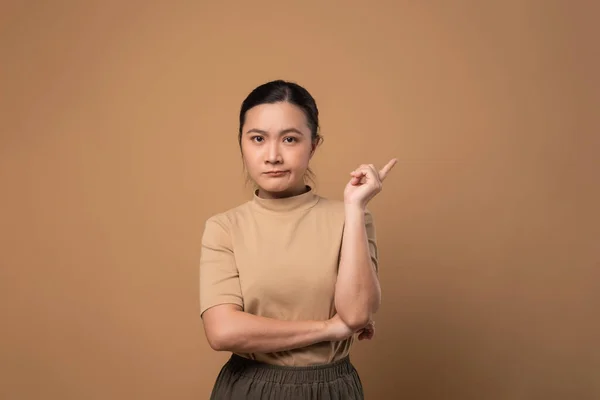 Asiatisk Kvinna Uttråkad Och Irriterad Känsla Förvirra Stående Isolerad Beige — Stockfoto