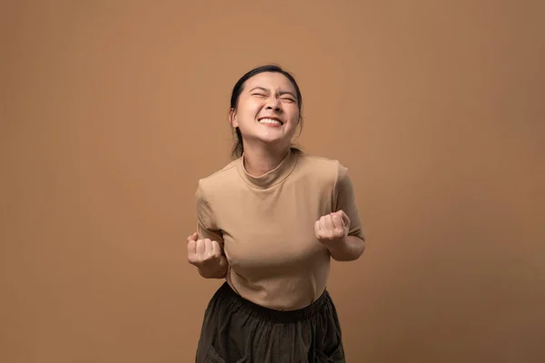 Asiática Mujer Feliz Seguro Pie Mostrando Puño Hacer Gesto Ganador —  Fotos de Stock