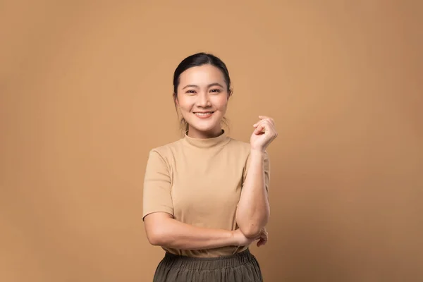 Asiatisk Kvinna Glad Säker Tittar Kameran Isolerad Beige Bakgrund — Stockfoto