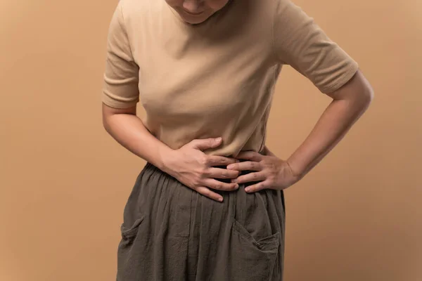 Aziatische Vrouw Ziek Van Buikpijn Legde Haar Handen Haar Buik — Stockfoto