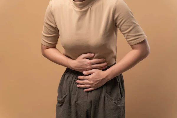 Mujer Asiática Estaba Enferma Dolor Estómago Poniendo Sus Manos Sobre — Foto de Stock
