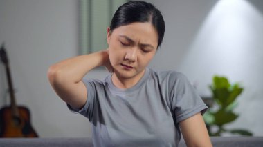 Asyalı kadın hastaydı. Vücut ağrısı vardı. Vücuduna dokunuyordu..