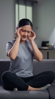 El masajı yapan Asyalı kadının başı ağrıyordu. Oturma odasındaki kanepede oturuyordu..