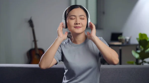 Happy Woman Headphones Listening Music Sitting Sofa Living Room Home — ストック写真