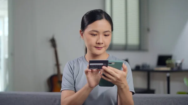 Asian Woman Sitting Sofa Using Smart Phone Credit Card Shopping — ストック写真