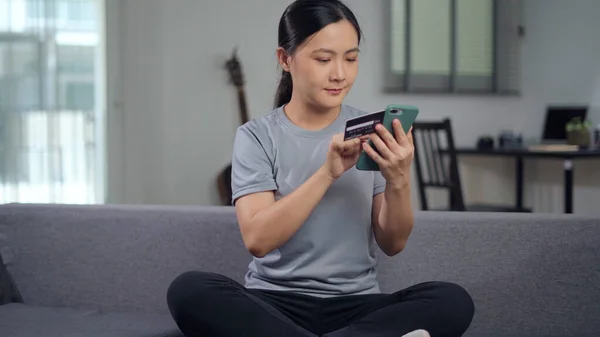 Asian Woman Sitting Sofa Using Smart Phone Credit Card Shopping — Foto de Stock