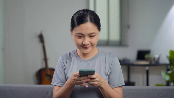 Asian Woman Sitting Sofa Holding Smart Phone Home Happy Woman — ストック写真