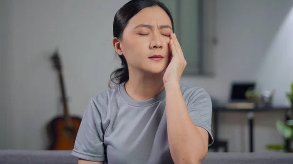 Asian Woman Sick Eyes Pain Irritate Itching Her Eyes Sitting — 스톡 사진