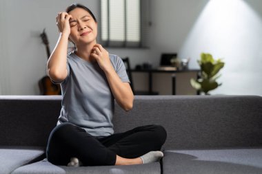 Asyalı kadın hastaydı, derisi kaşınıyordu, tenini kaşıyordu, evdeki oturma odasında kanepede oturuyordu..