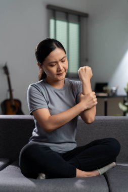 Asyalı kadın hastaydı. Vücut ağrısı vardı. Vücuduna dokunuyordu..