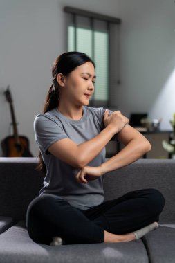 Asyalı kadın hastaydı. Vücut ağrısı vardı. Vücuduna dokunuyordu..