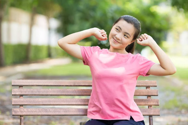 Mujer Con Tiempo Relax Jardín — Foto de Stock