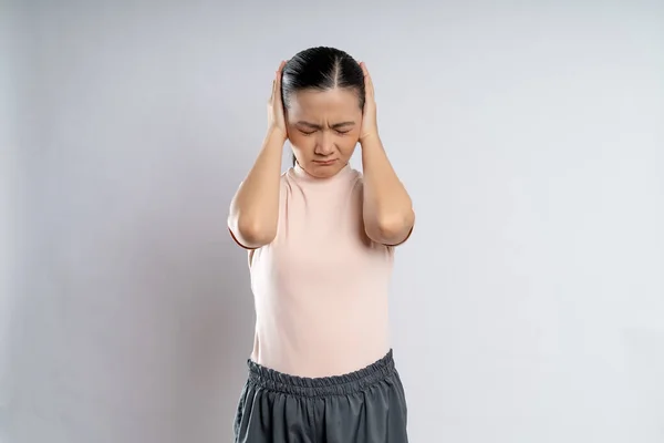 Mujer Asiática Aburrida Molesta Cubriéndose Las Orejas Aisladas Sobre Fondo — Foto de Stock