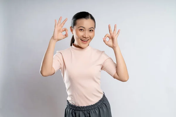 Asiática Mujer Feliz Mostrando Signo Pie Aislado Sobre Fondo Blanco —  Fotos de Stock