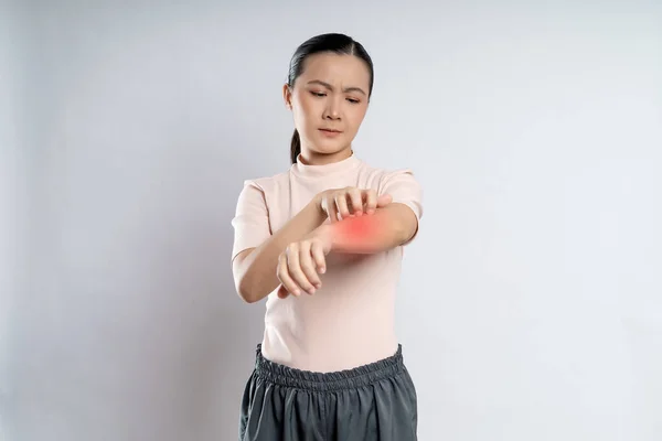 Asian Woman Sick Irritate Itching Her Skin Scratching Her Skin lizenzfreie Stockbilder