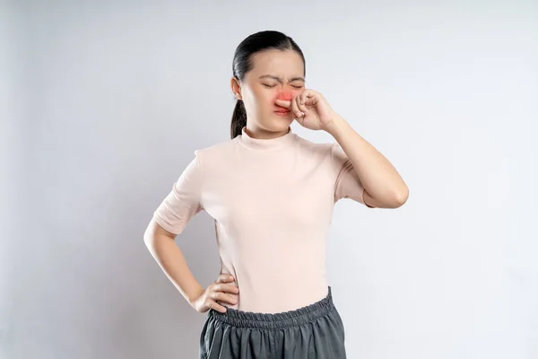 Asian Woman Sick Fever Sneezing Rubbing Her Nose Red Spot Rechtenvrije Stockafbeeldingen