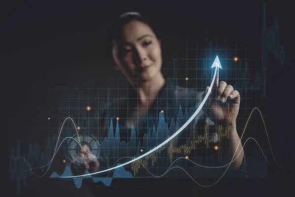 Femme Asiatique Pointant Hologramme Virtuel Croissant Graphique Statistique Stratégie Entreprise — Photo