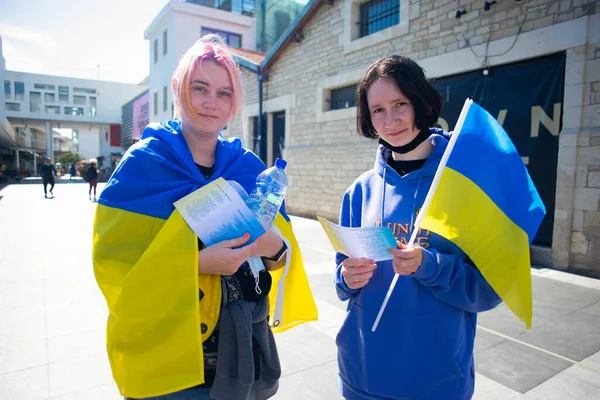Limassol Chipre Marzo 2022 Personas Con Banderas Ucranianas Pancartas Contra — Foto de stock gratis