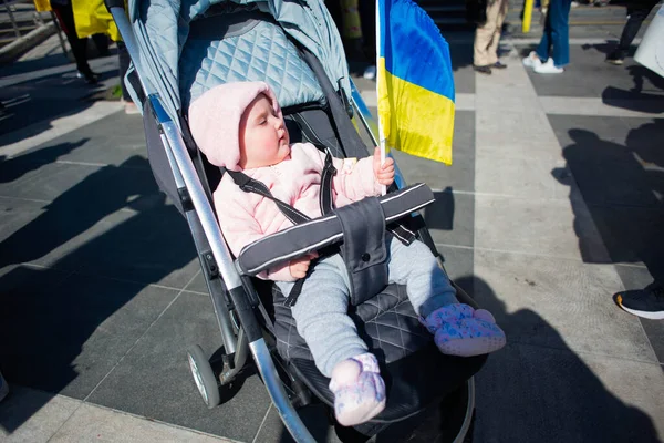Limassol Cyprus March 2022 Little Baby Stroller Holding Ukrainian Flag — Free Stock Photo